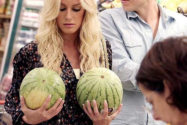 6. Еда, которая попала вам за шиворот, тут же падает на пол