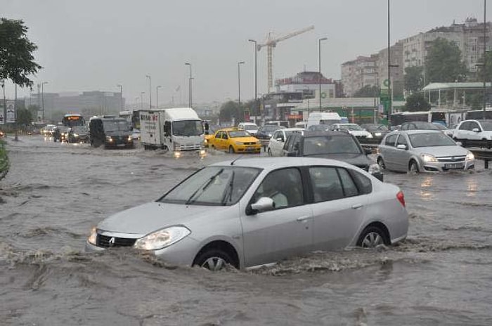 İstanbul'da E-5'i Su Bastı, Trafik Durdu