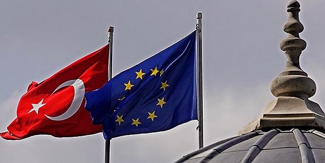 3. Gerçi ne Kahire’ye ne Delhi’ye gitmişliği vardı Peri’nin. Olsun varsın. İstanbul’un o tür ücra yerlerden daha medeni olduğuna dair en ufak bir şüphesi yoktu.