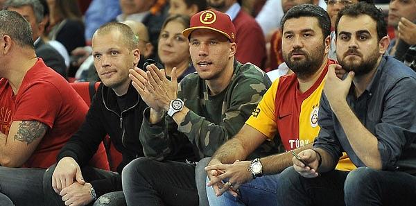 Oynadığı takımın fanatik bir taraftarı gibi neredeyse her maçı takip eden Poldi, Galatasaraylıların gönlünü fethetmeye devam etti.