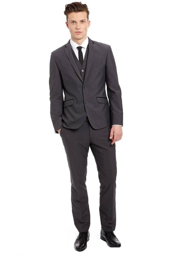 7. Классический вариант – черные туфли в сочетании с белой сорочкой.