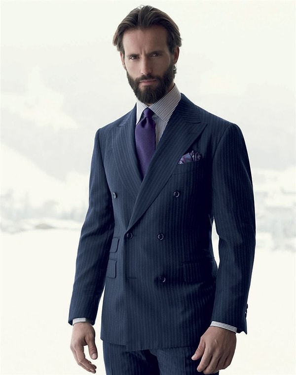 10. Подбирая галстук, обратите внимание, чтобы его оттенок был светлее цвета костюма и темнее сорочки.