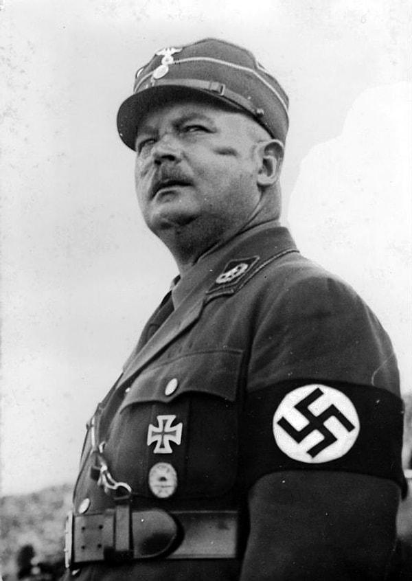 Eski nazilerden Ernst Rhoem de Hitler'in bu kepazeliğine tanık olanlardan.