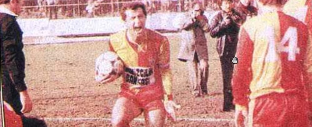 Yazıda Fatih Terim'in futbolculuk döneminde de aynı yapıda olduğunu, ceza alması gereken birçok olaydan bir şekilde "sıyrıldığını" da yazıyor.