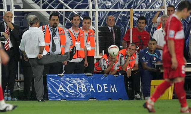 "Terim, futboldan ve sahadaki oyundan çok kutsal değerlerden söz eden biri. Sözleşme zamanı bol sıfırlı rakamlardan geri kalmazken, basının karşısında sürekli devleti için çalışmaktan, vatan sevgisinden dem vurur."