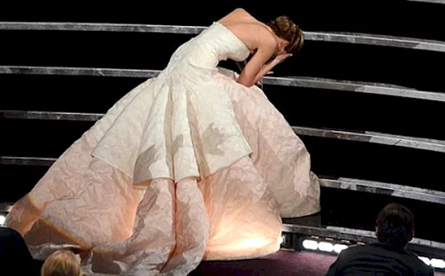 Дженнифер Лоуренс споткнулась на Оскаре