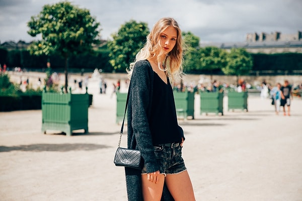 8. Длинные кардиганы по-прежнему лучшие друзья коротких шорт.