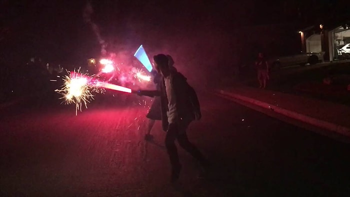 Üzerlerine Gelen Havai Fişekleri Işık Kılıcıyla Savurmaya Çalışan Çılgın Gençler