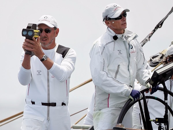 13. Ларри Эллисон плавает под парусом