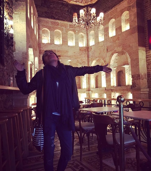 Но по-настоящему она ощутила одиночество, когда ко всему прочему еще и уронила в море свой мобильный телефон.