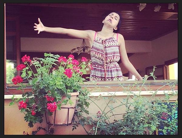 Остается только поаплодировать этой смелой девушке, нашедшей в себе силы отправиться в свадебное путешествие без собственного мужа.