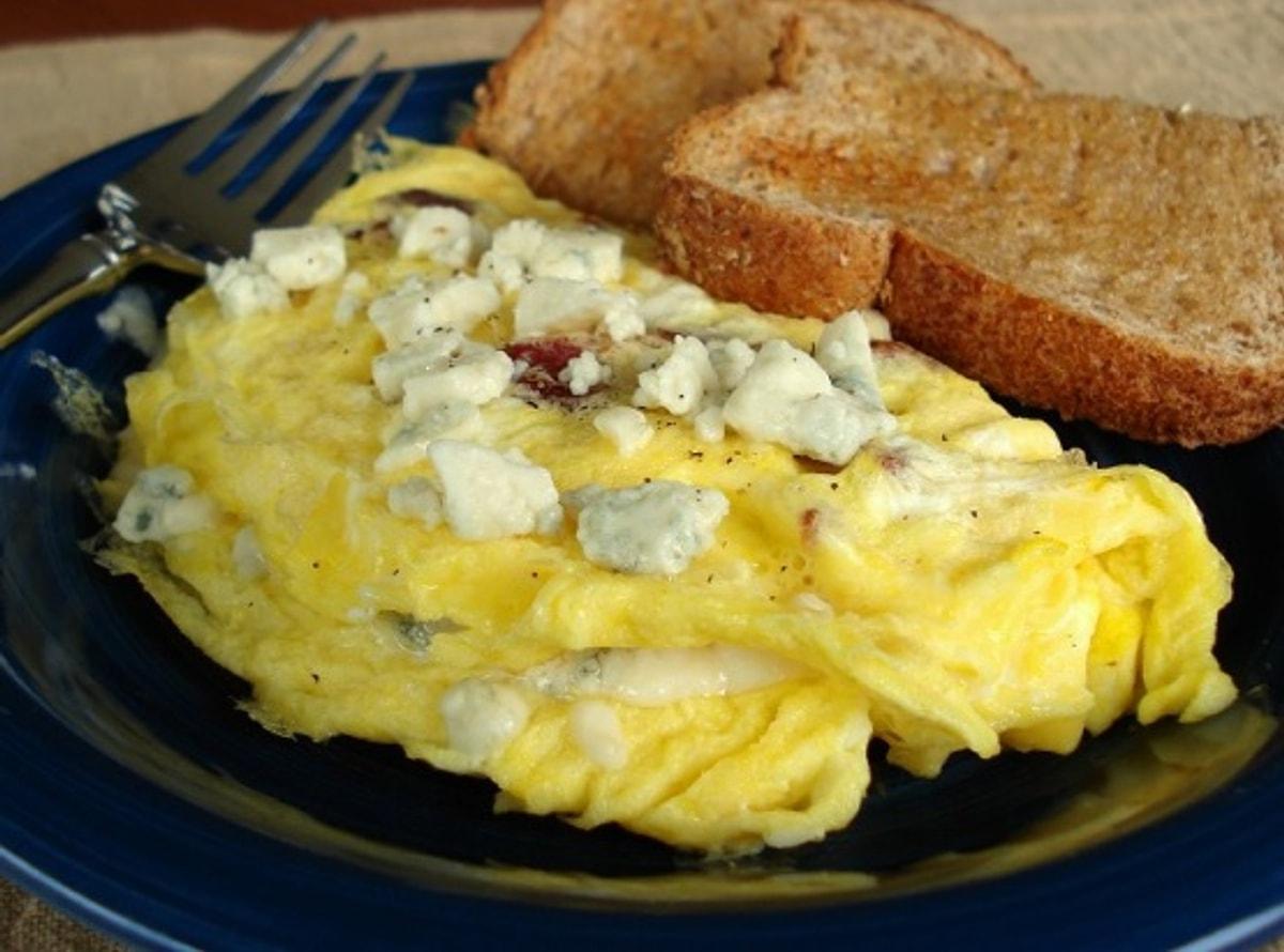 Омлет 4 яйца сколько. Омлет и бутерброд с сыром. Омлет натуральный. Kaşarli Omlet омлет с сыром. Синий омлет.