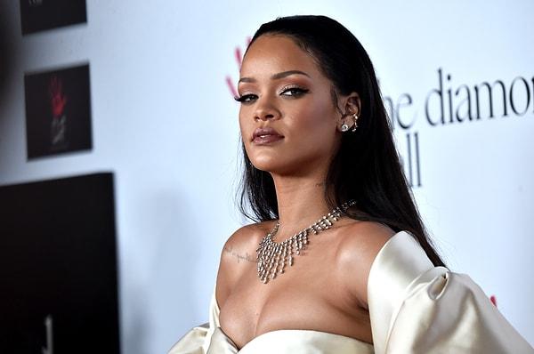 Güzelliğinin, yeteneğinin ve sesinin yanı sıra dünyanın en mütevazı yıldızlarından biri olan Rihanna'yı çoğumuz hayranlarına karşı gösterdiği ilgi ve kibarlık ile tanıyoruz.