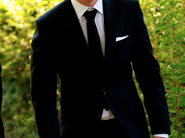 2. Не застегивайте нижнюю пуговицу на пиджаке.