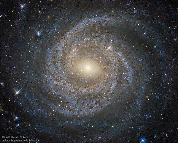 6. NGC 6814: Hubble'dan Büyük Tasarım Sarmal Galaksisi