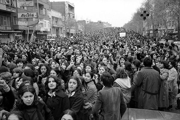 7. İran İslam Devrimi'nden günler sonra kadınlar zorla tesettüre girmeyi protesto ediyorlar, 1979.