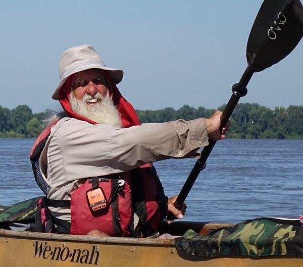1. Uzunluğu 3.734 km olan Mississippi Nehri'ni boydan boya tek başına kürek çekerek geçen 81 yaşındaki Dale Sanders.