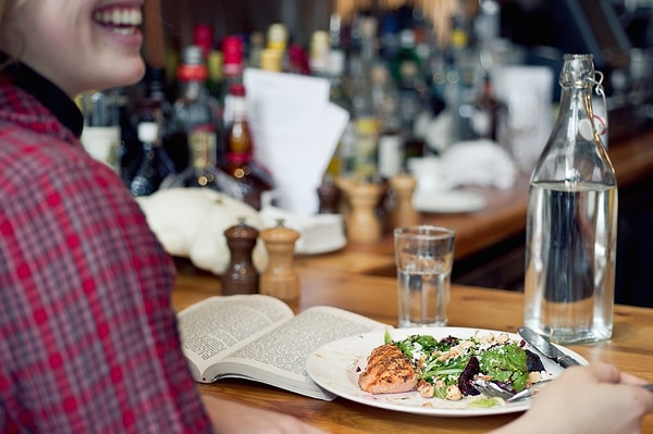 5. Хорошо сбалансированная диета способна исправить ваше настроение. Также люди, употребляющие большое количество фруктов и овощей обладают более крепким психическим здоровьем.