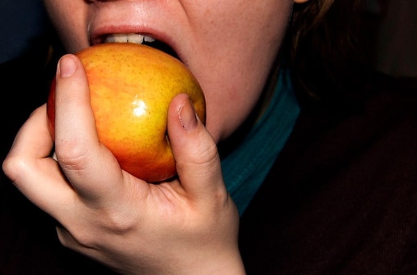 2. Благодаря правильно подобранной диете у вас улучшится состояние кожи. Пища, богатая углеводами и с высоким гликемическим индексом (способностью углевода перерабатываться в глюкозу в крови) может помочь в борьбе с угревой сыпью, как показывают исследования.