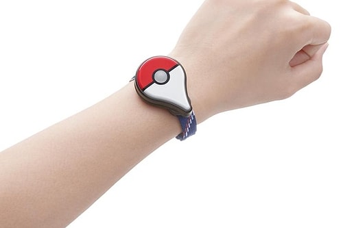 Вместе с приложением идет спроектированный в недрах Nintendo bluetooth-браслет Pokemon Go Plus, который вибрирует, если рядом находится покемон или другой игрок, позволяя вам активировать приложение и вступить в битву.