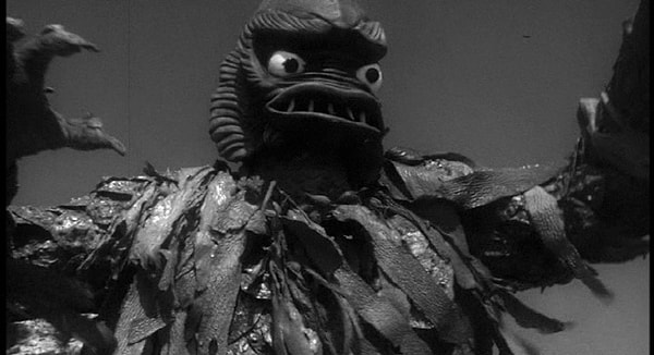 8. Девочки с пляжа и монстр