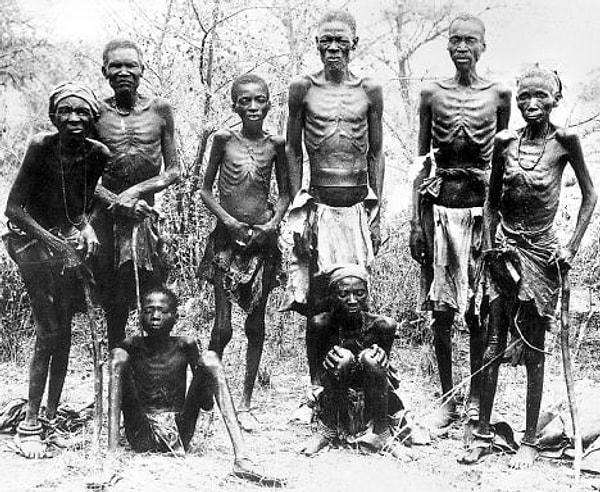Sömürge Namibya halkı, yerlerinden kovulup çöle sürüldü. Yüzbinlerce masum insan, açlık ve susuzluktan hayatını kaybetti.
