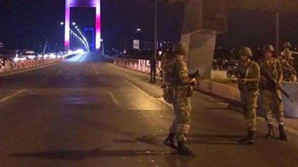 Akşam saatlerinde askeri birliklerin İstanbul'daki köprülerin Anadolu'dan Avrupa'ya geçiş yönünde trafiğe kapatıldı.