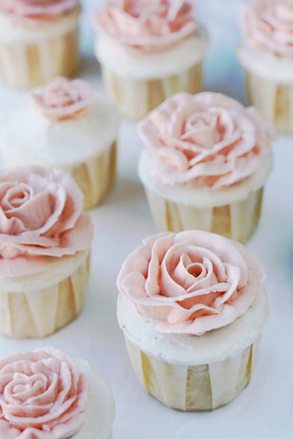 10. Несмотря на то, что торжество происходит утром, традиционный торт все еще в игре