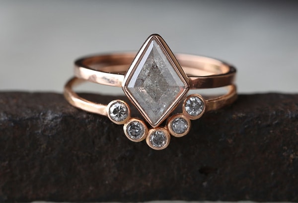 3. Серые бриллианты в оправе из розового золота