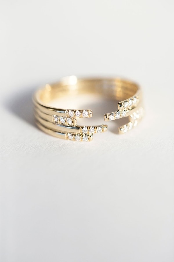 12. Четырехъярусное кольцо, инкрустированное бриллиантами