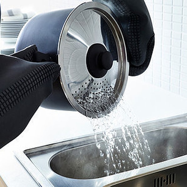 4. Кастрюля для пасты со встроенным дуршлагом