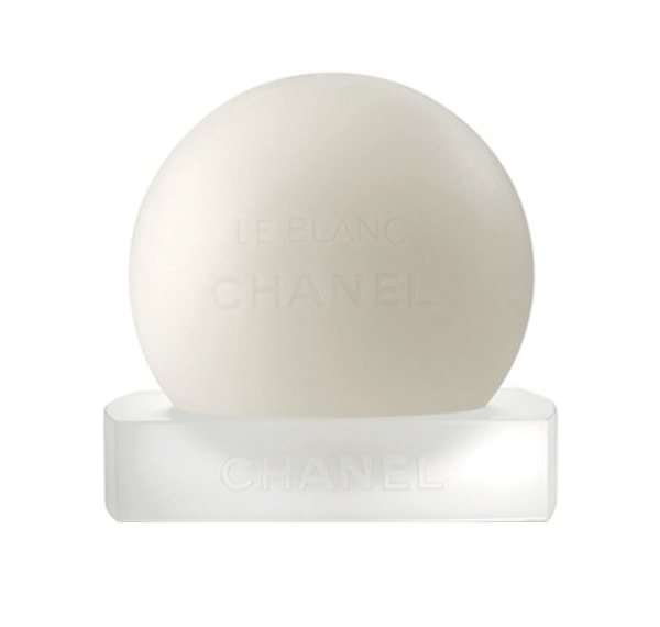 15. Эта большущая жемчужина удаляет макияж и чистит кожу (абсолютно жемчужная находка для вашей кожи 👍)