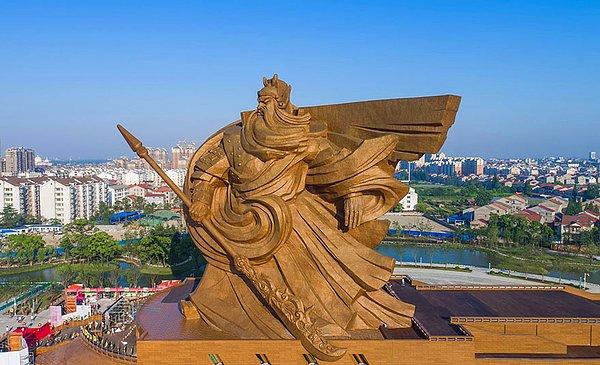 Ve heykel o kadar büyük ki içerisinde 8000 m2'lik bir müze de yer alıyor. Guan Yu, Çin'in çalkantılı Üç Krallık Dönemi'nde yaşamıştı.