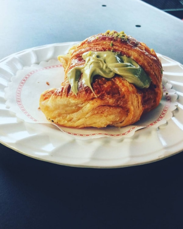 5. Нечто более безобидное - просто помазать арахисовой пастой