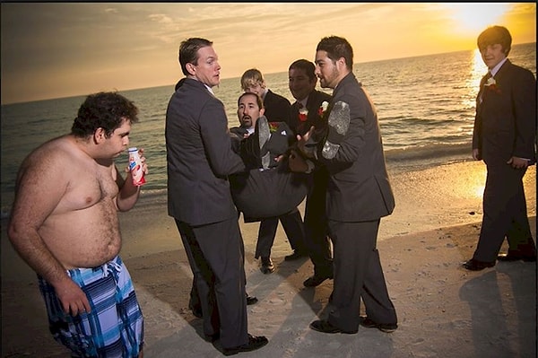 11. Ну, кто пьет йогурт на пляже?