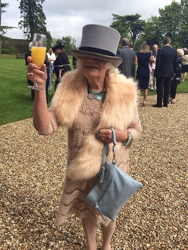 14. Пригласите сумасшедшую старушку