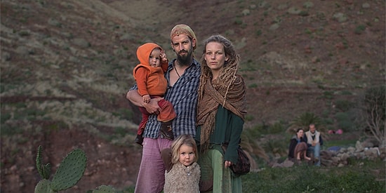 En Güzelini Yapıyorlar: Modern Hayattan Kaçan Günümüz Hippileri ile Gökkuşağı Kabilesi