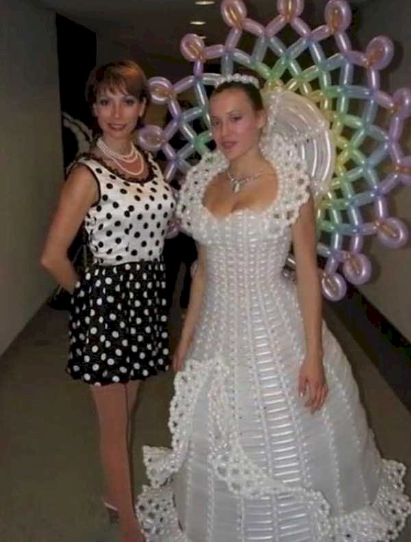 12. Одно неловкое объятие, и этому платью конец