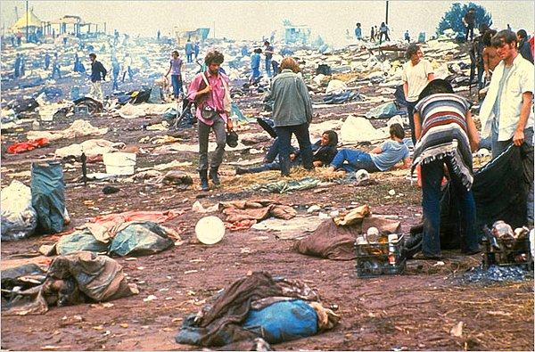 6. Woodstock festivalinin bitiminde, festival alanına temizlik için buldozer ve kepçeler girdi.