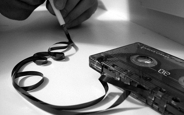 15. Manyetik ses kayıt cihazlarıyla beraber Fransızca’dan dilimize geçmiş “küçük kutu” anlamına gelen kasetler ortaya çıktı 1960'larda çıkmıştır.