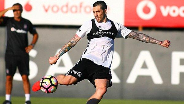Beşiktaş: "Jose Sosa Kadro Dışı Bırakıldı"