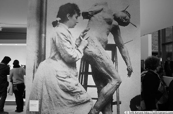 Rodin'le tanışması da bu şekilde gerçekleşti. Rodin'e ilham ve ün, Camille'ye ise yıkım getirecek olan bu ilişki bir heykel atölyesinde başlayıp, yine heykel atölyelerinde devam edecekti.
