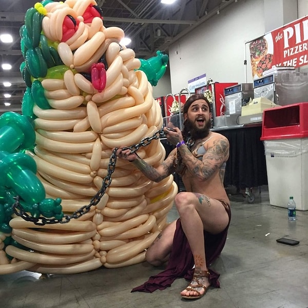 2. Рабыня Лея с надувным Джабба Хаттом