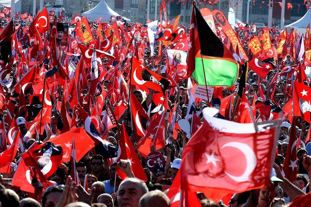 Binlerce Kişi 'Cumhuriyet ve Demokrasi Mitingi' İçin Taksim'deydi