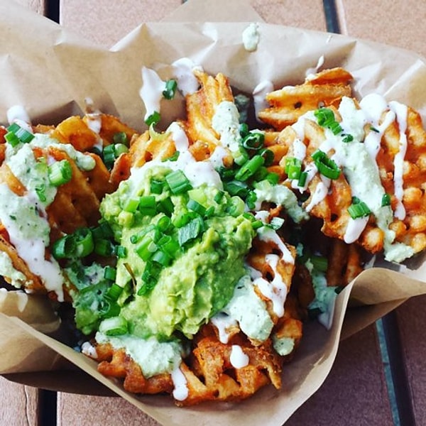 1. Основной плюс таких фургонов заключается в том, что они всегда находятся в непосредственной близости. А значит вам не надо далеко ходить: перекусил и пошел.