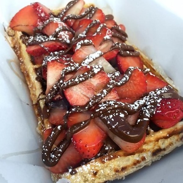 5. О сладком тоже не забывают. В наличии все, о чем вы только можете мечтать: пирожное, мороженое, вафли.