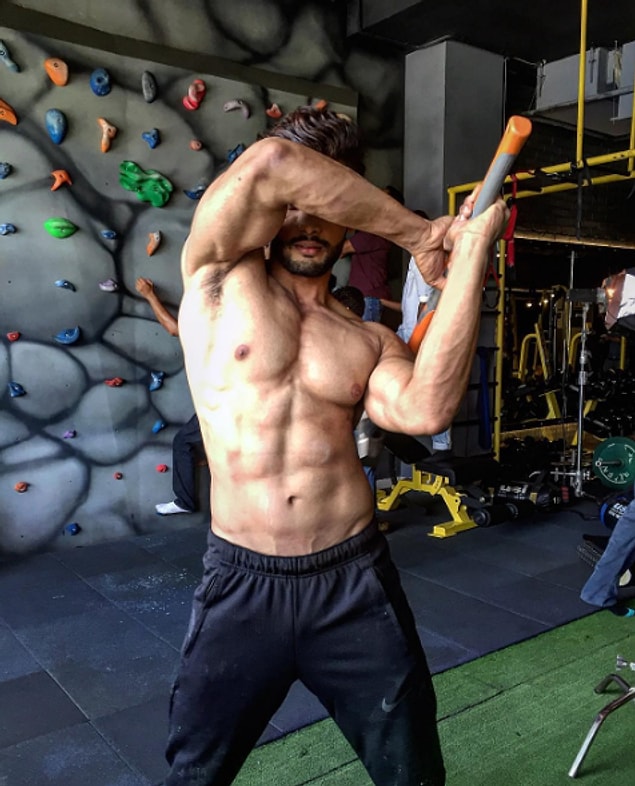Bununla yetinmeyen Rohit, çalışmalarını daha da sıklaştırdı ve Mr.India yarışmasına katılmaya hak kazandı.