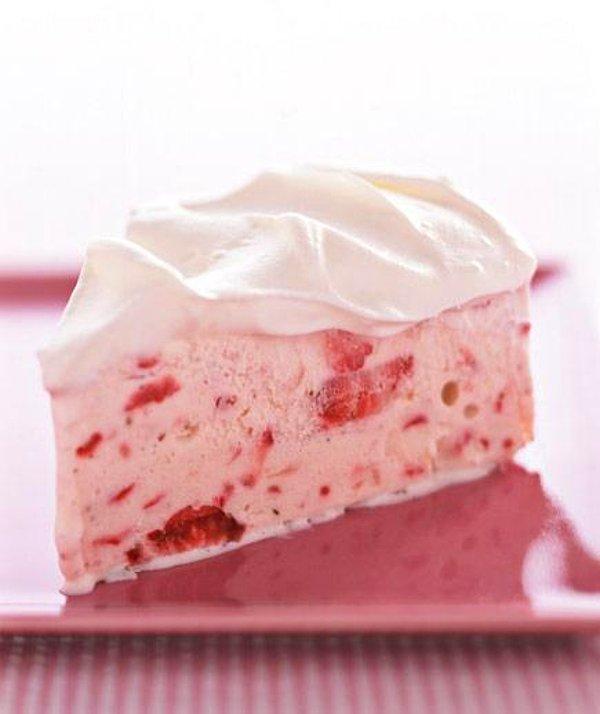 11. Mis kokulu çilekleri dondurmaya ekleyip harika bir pasta yapmanın tam zamanı!