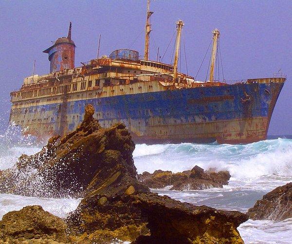 14. Fuerteventura yakınlarında terk edilmiş bir gemi, Kanarya Adaları