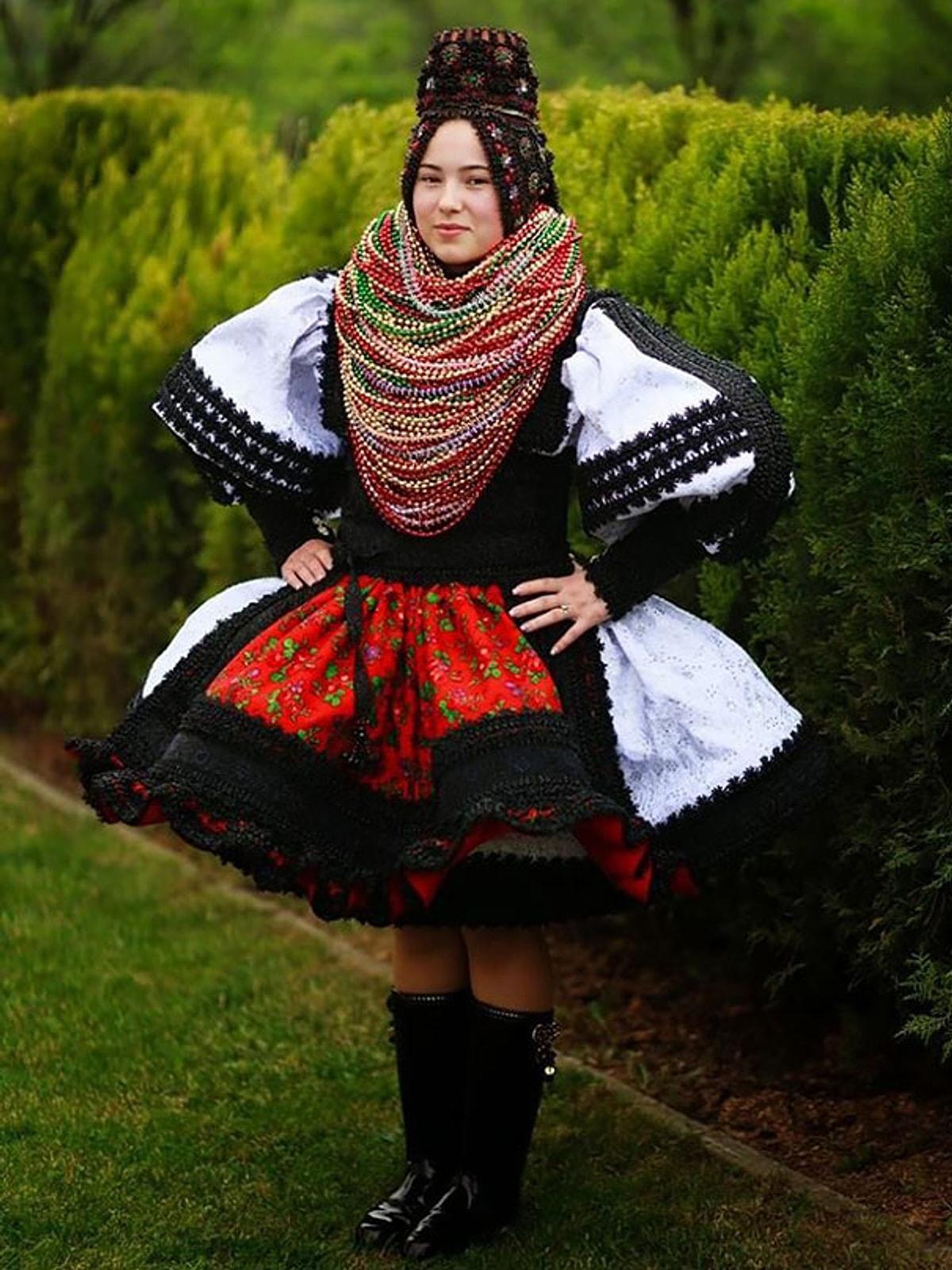 Самый красивый национальный. Красивые национальные костюмы. Платья разных народов. Необычная Национальная одежда. Румынская Национальная одежда.